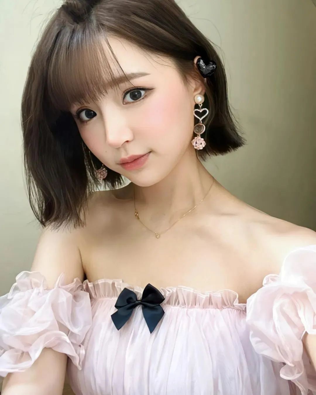 台湾网红吴婕安，拥有天使童颜的她，被网友称其为“呆萌女神”