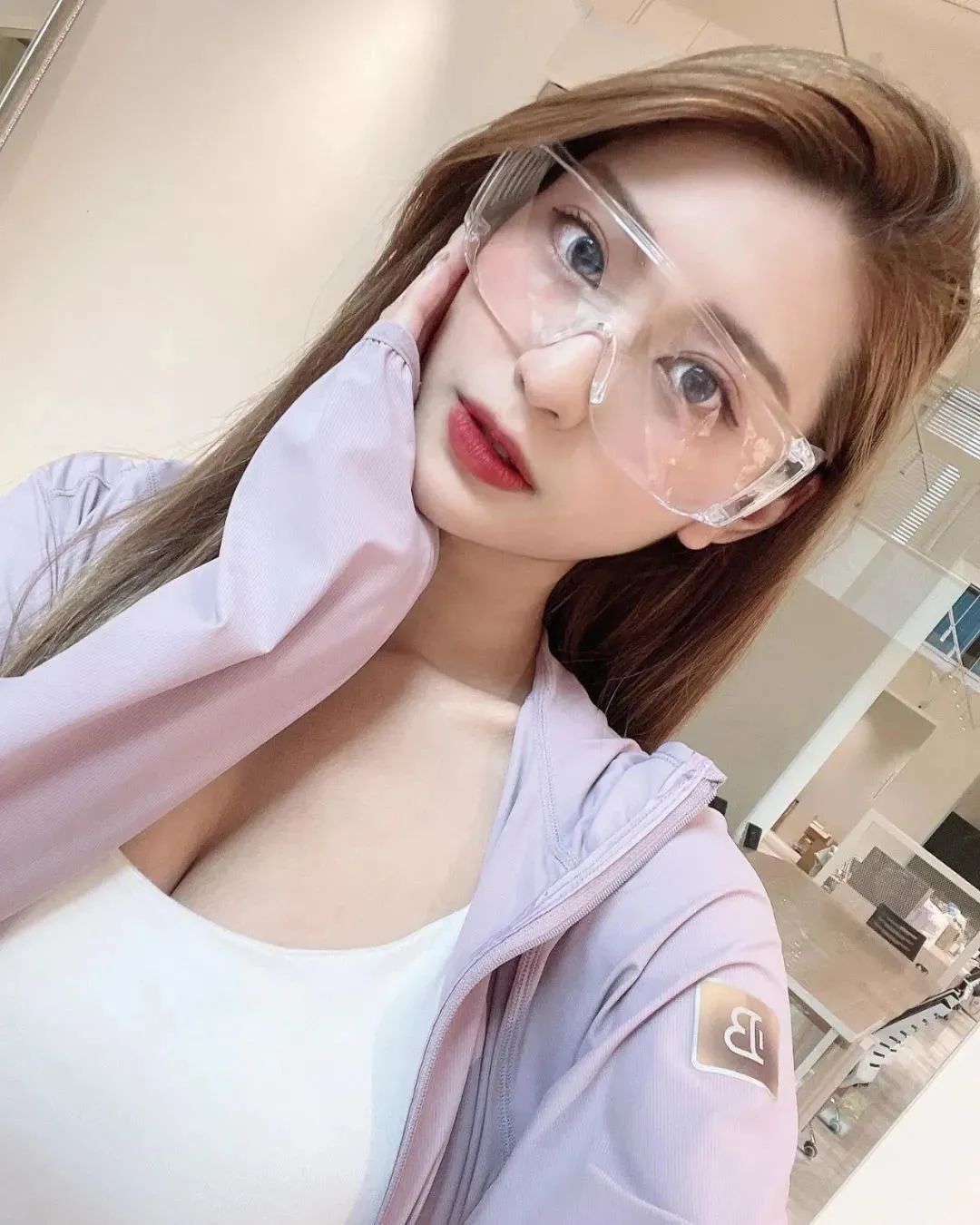 台湾网红郑安文，甜美又性感的气质女神