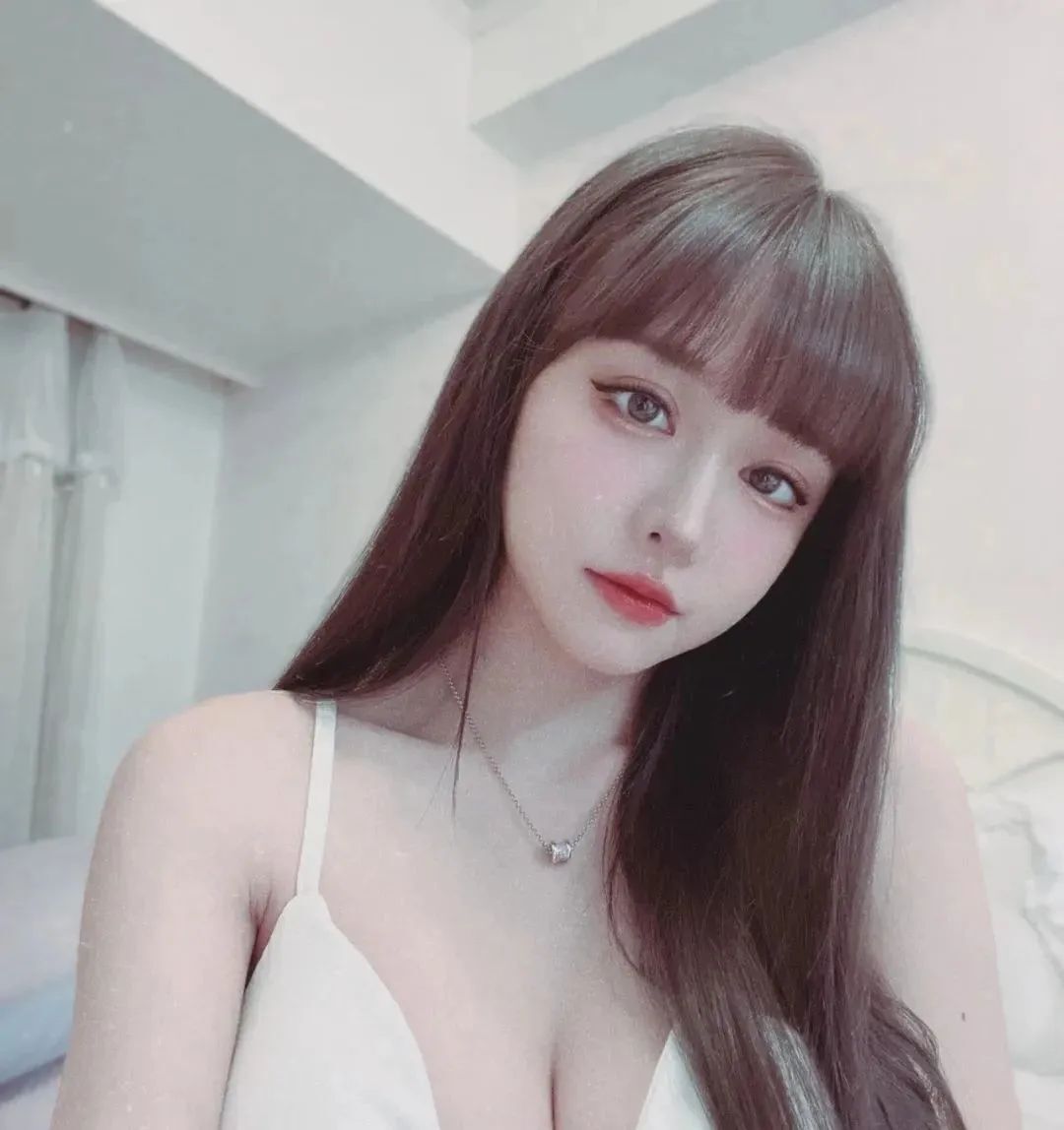 台湾网红王依渟，甜美迷人的气质女神