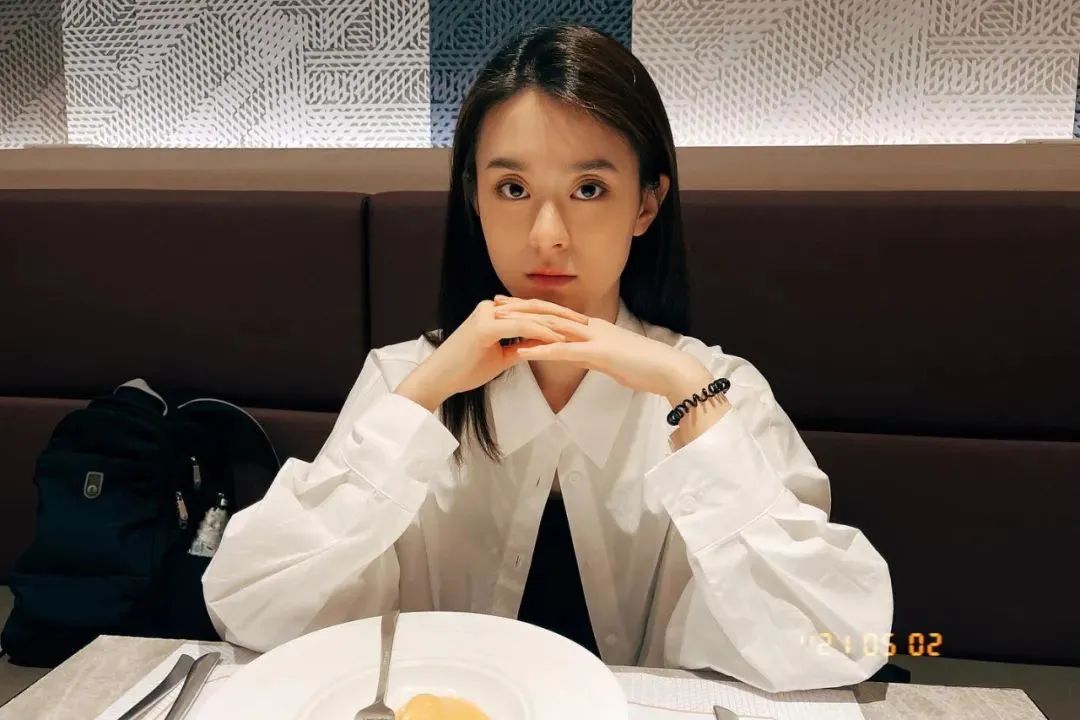 台湾网红邱偲琹，拥有精致氛围感的美少女
