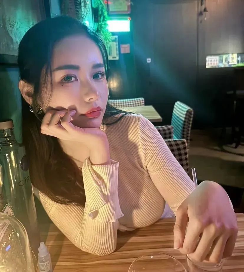 台湾顶级网红女神，甜美又性感的音乐老师