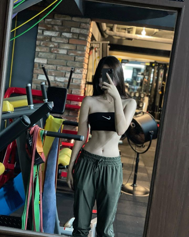 凹凸有致！高颜值运动少女，谁能顶得住？