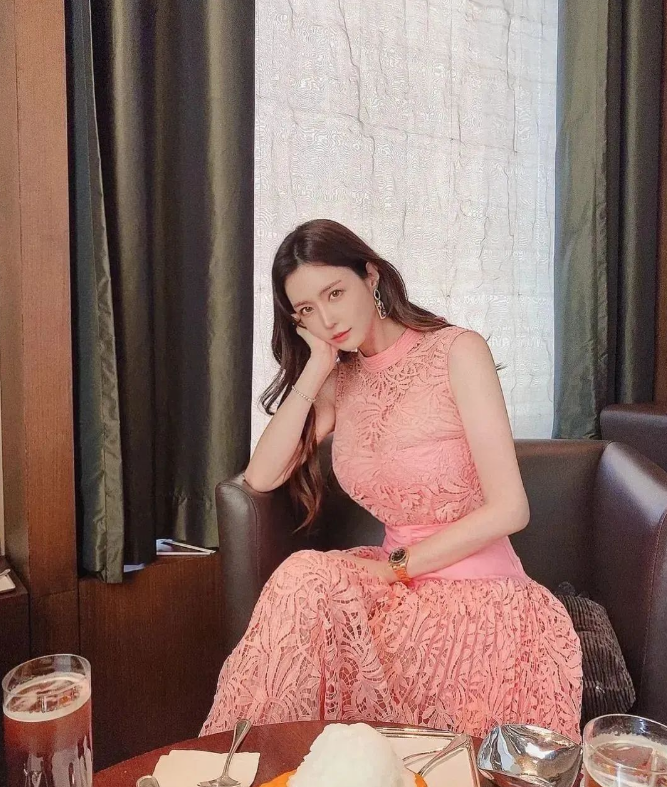 性感女神，真让人受不鸟！！