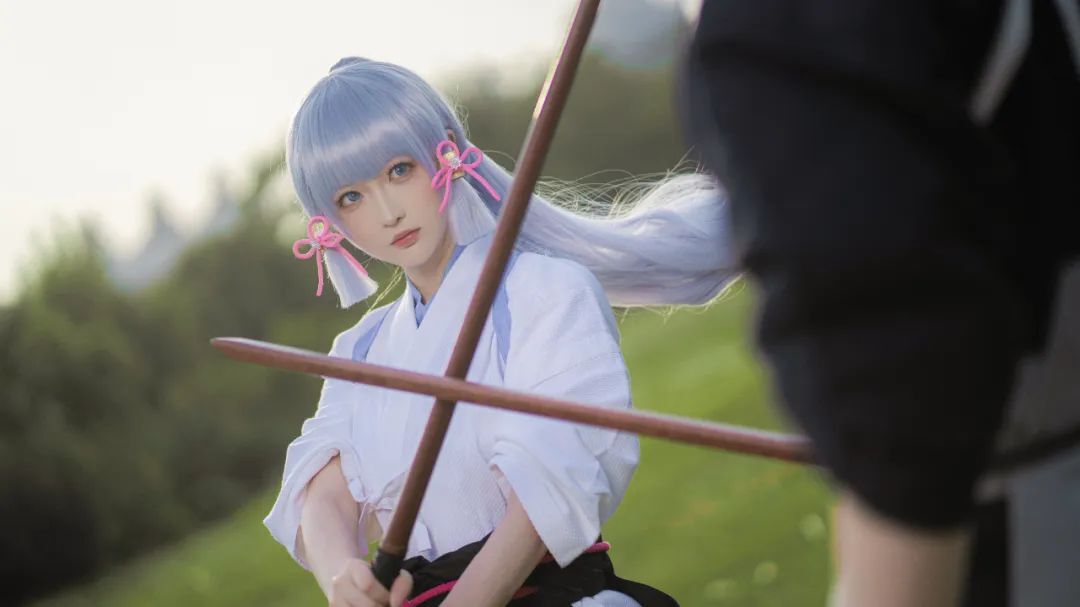 原神cos：抹胸+包臀裙，小姨申鹤太御了！雷神再次表演奶香一刀！绫华回归儿时形象！
