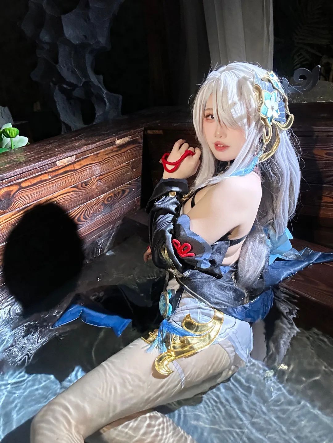 原神cos：八重神子穿婚纱真是美爆了！水中申鹤，邪魅雷神，七七终于长大了！