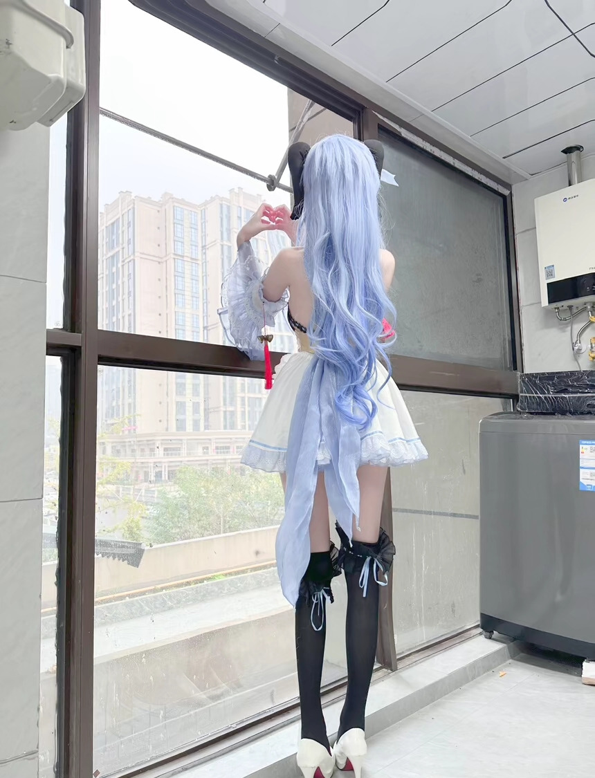 原神cos：女仆装雷神让人狂喜，黑丝荧妹太顶了！白丝高跟鞋归终谁不爱？