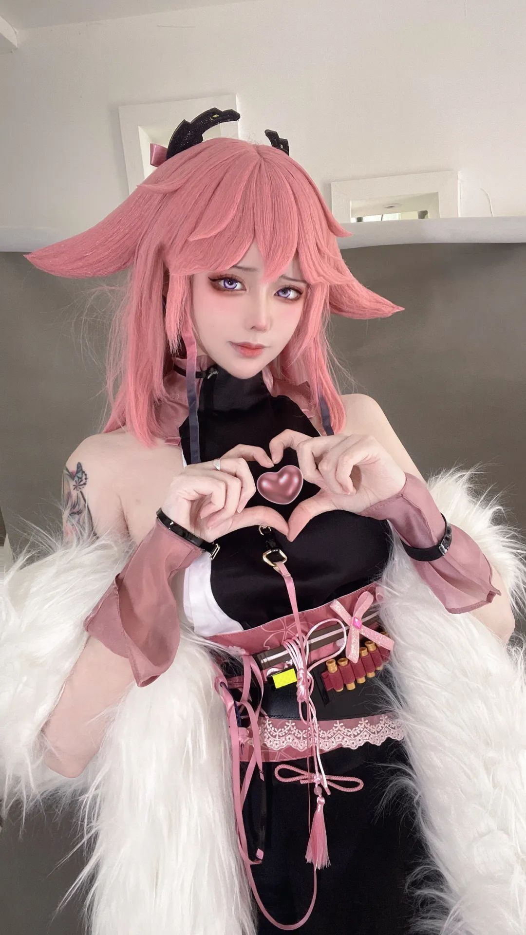 原神cos：白丝+修女服，甘雨涩气拉满！女仆雷神让玩家狂喜！赛车服申鹤太顶了！