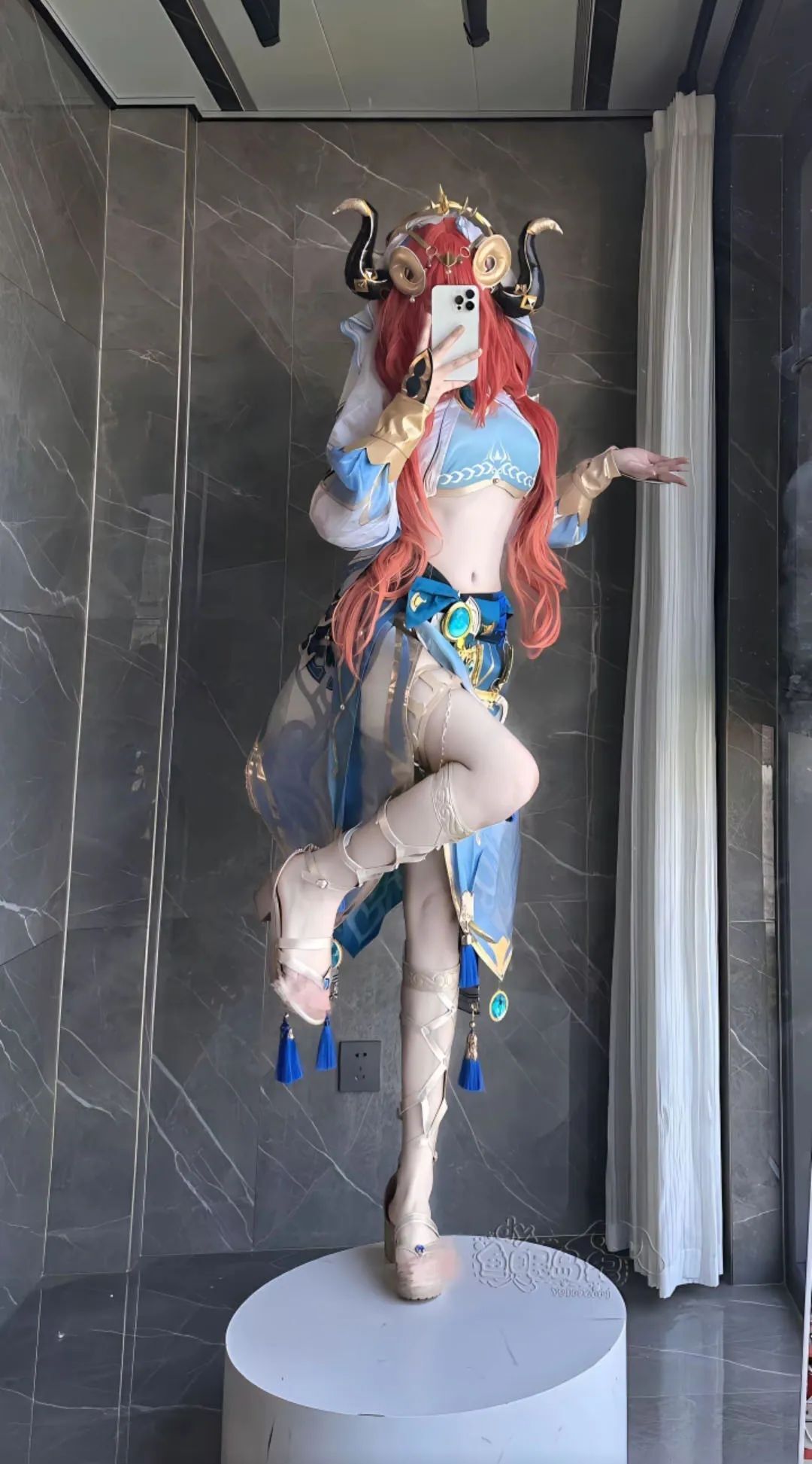 原神cos：黑丝+超短裙，制服雷神太顶了！泳装绫华真绝了，女仆申鹤，白丝刻晴太好看了！