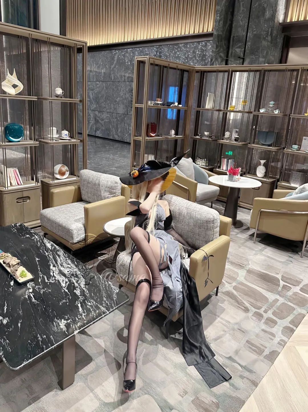 原神cos：超短裤神子太御了！黑丝兔女郎甘雨，勒肉黑丝凝光，白丝女仆申鹤绫华让人狂喜！
