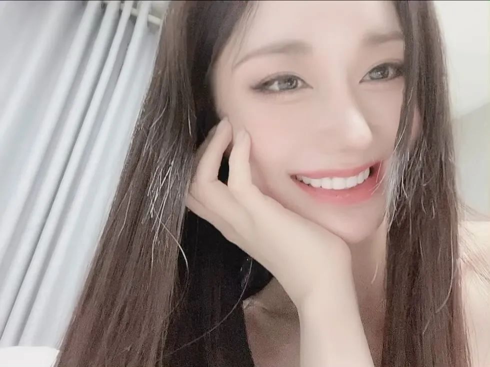 INS美女|韩国模特candyseul，窈窕身材性感图片集