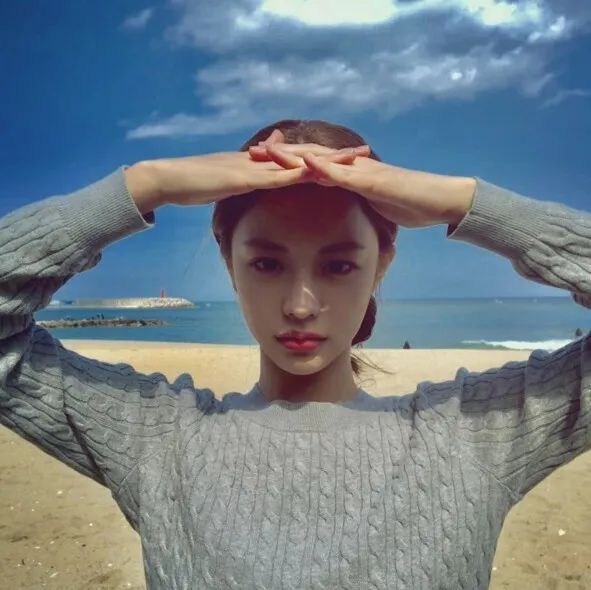 韩国模特高允贞，号称“整形模板”的小全智贤，知性少女穿搭范本