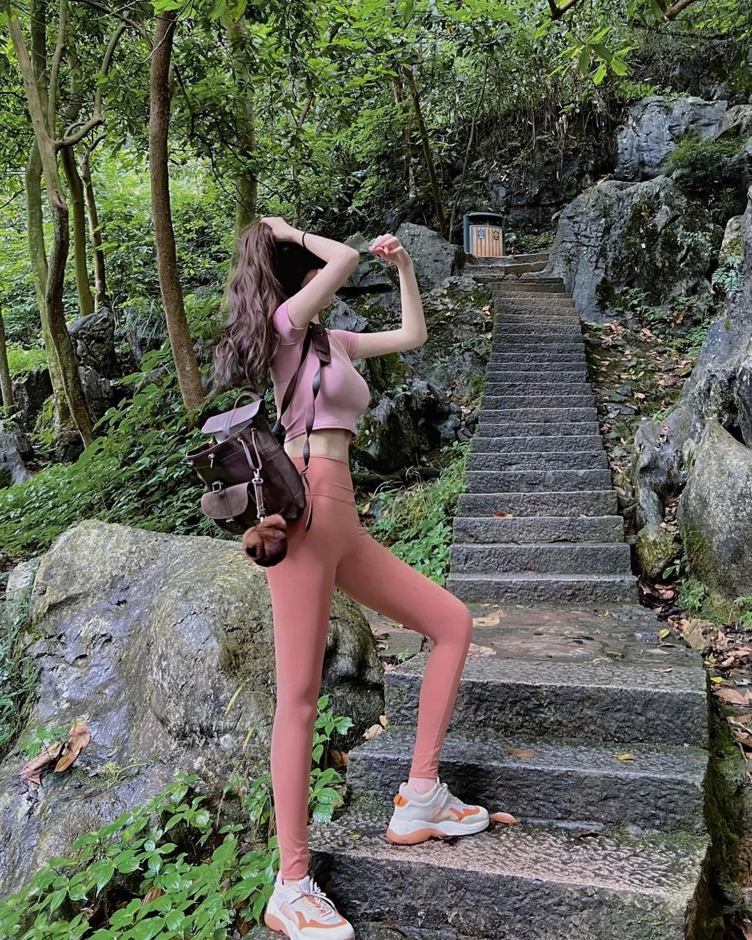 台湾模特粘婉柔，明道大学校花，洋娃娃美女！