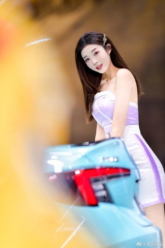 ​小花李凉凉xx，少见的可爱风车模