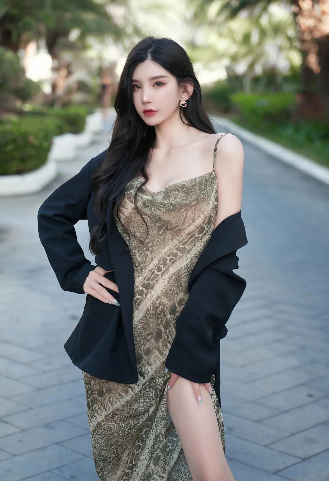周于希 | 秀人网模特，长腿小姐姐写真
