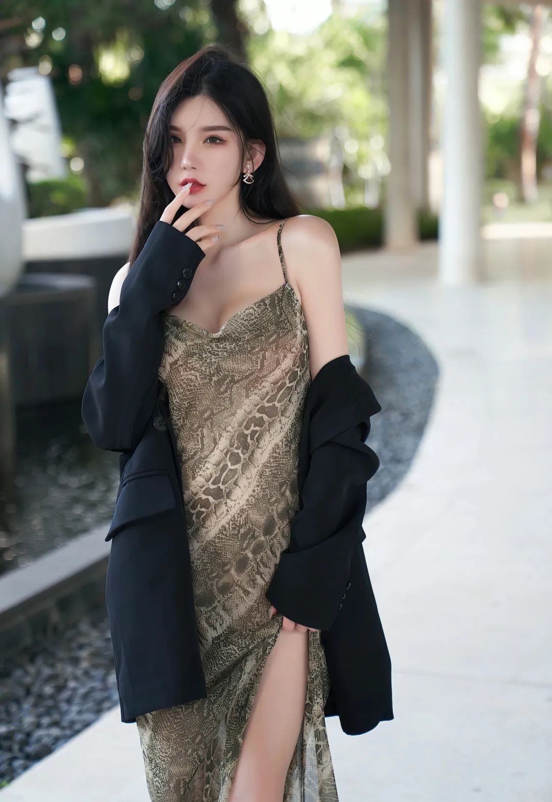 周于希 | 秀人网模特，长腿小姐姐写真