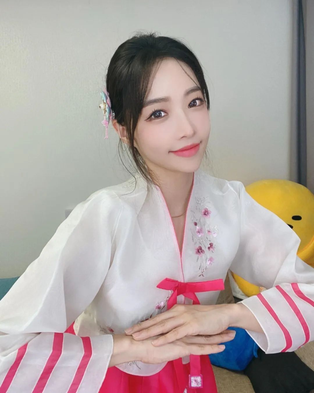 韩国性感车模柳多绵，私下却是清纯甜美型小姐姐