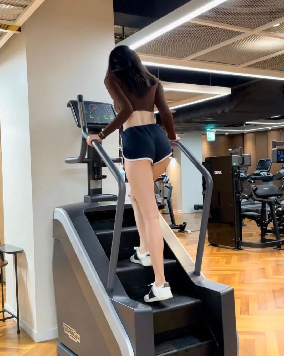 [仙女集]柳腰年纪好邵华，春盎双峰玉有芽