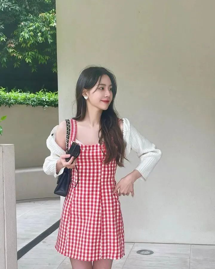 [仙女集]秀色掩今古，荷花羞玉颜