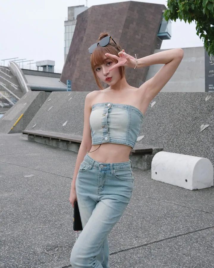 [仙女集]她望着年方十七，凹凸小巧，楚楚动人