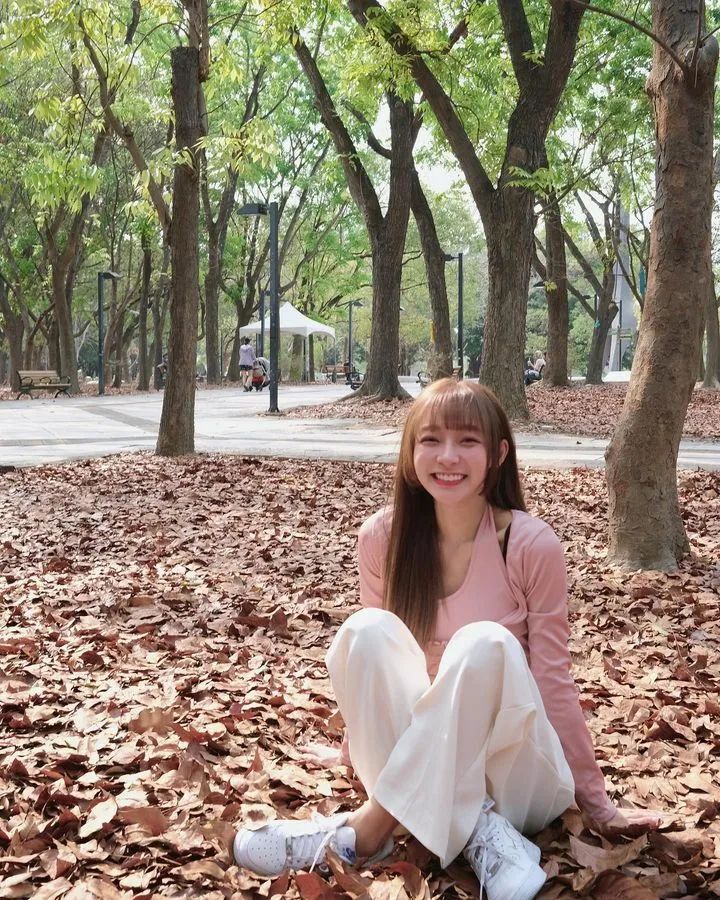 [仙女集]她望着年方十七，凹凸小巧，楚楚动人