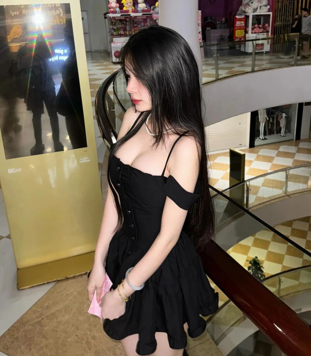 黑色连衣裙