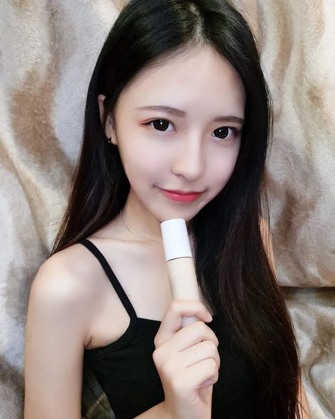 美女壁纸丨李优，长相出众、身材犯规的美女美甲师