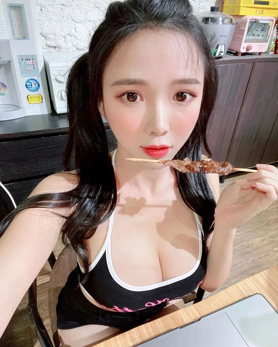 美女壁纸丨蓝星蕾，长相甜美可人的网红美女