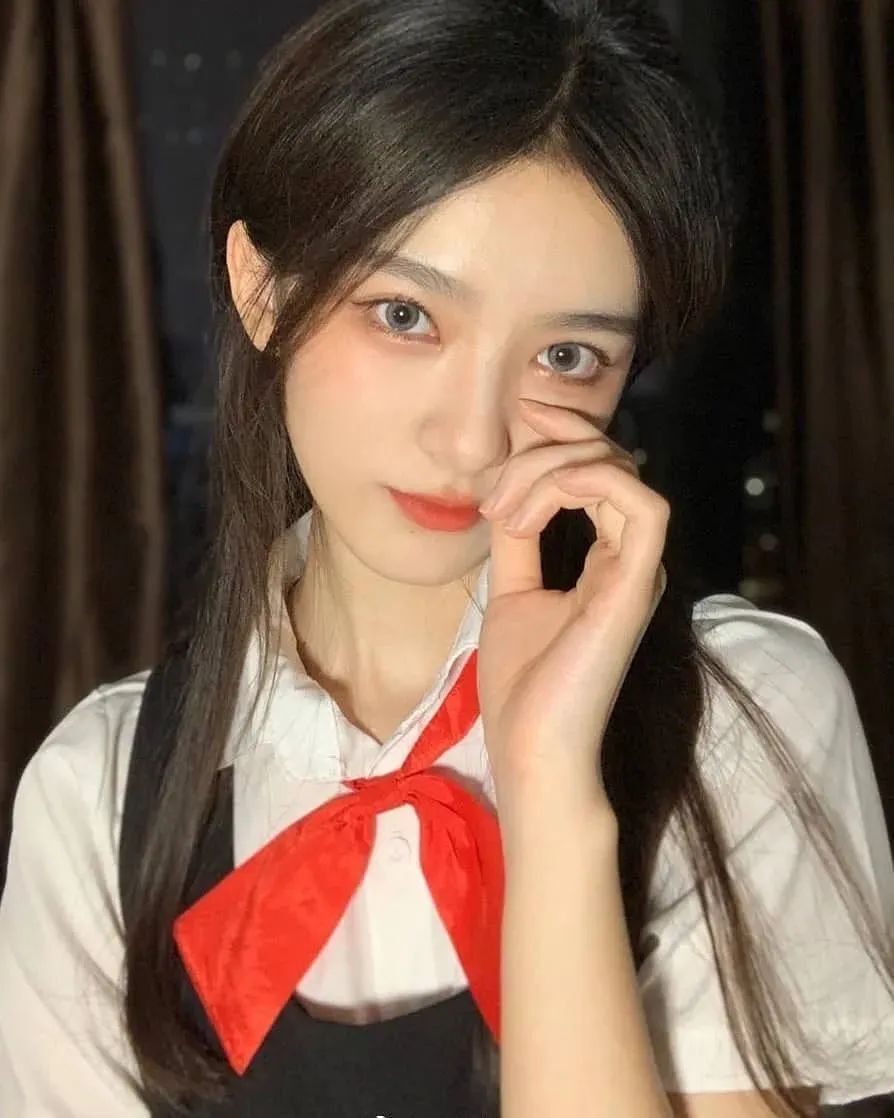 国产网红小何同学，甜美可人的元气美女