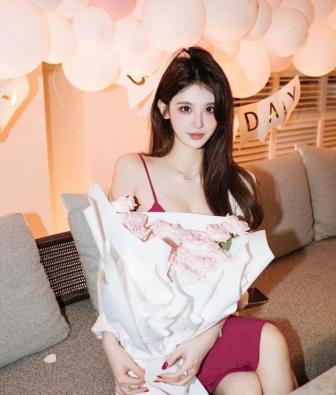 国产网红Jessie，拥有精致氛围感的时尚美女