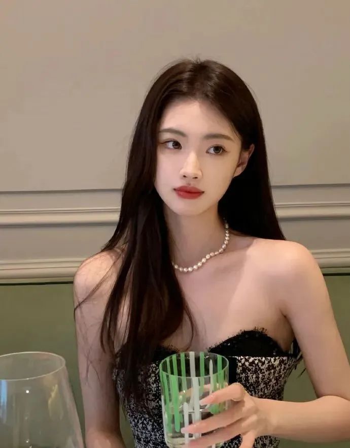 国产网红叶逸，如樱花般绽放美丽的温柔系女神