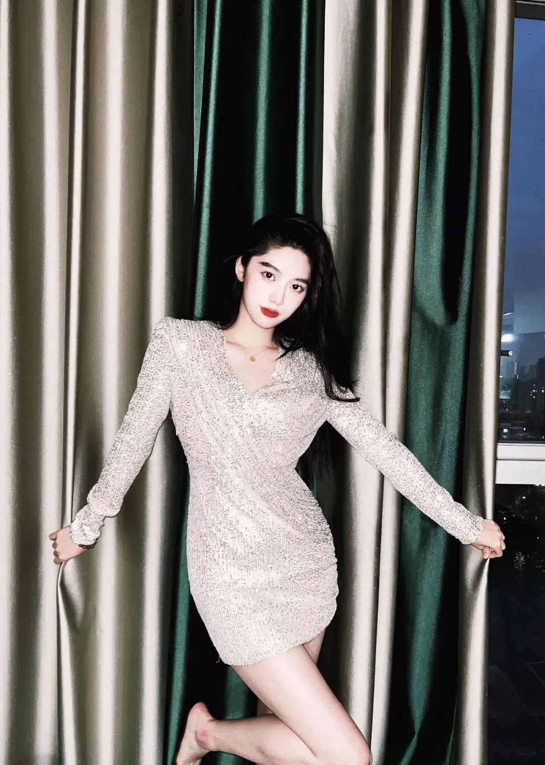 国产网红乐彤儿，可盐可甜的御姐范女神
