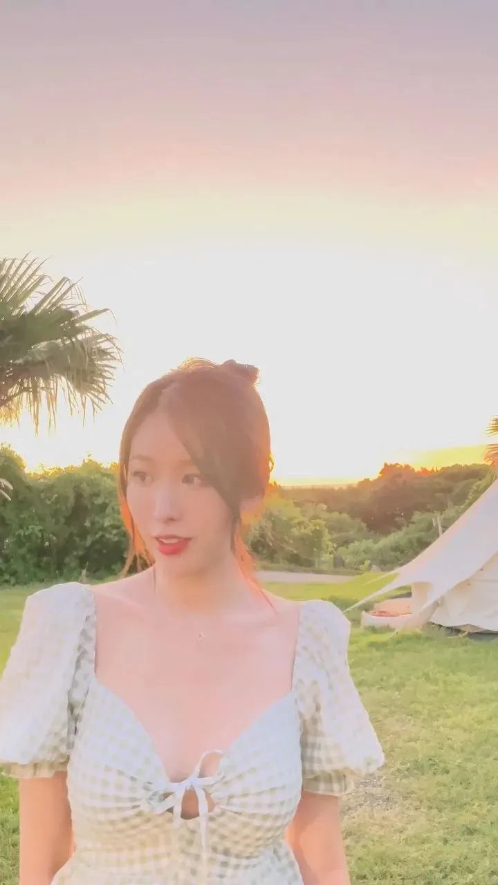 台湾网红美女郑若青，天生丽质的气质女神