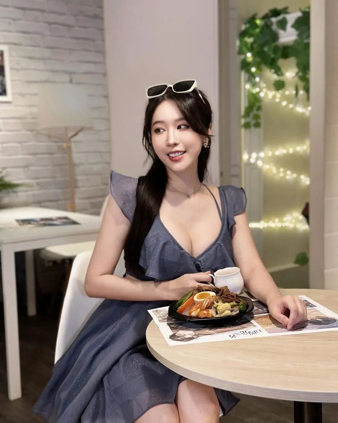 台湾网红美女郑若青，天生丽质的气质女神