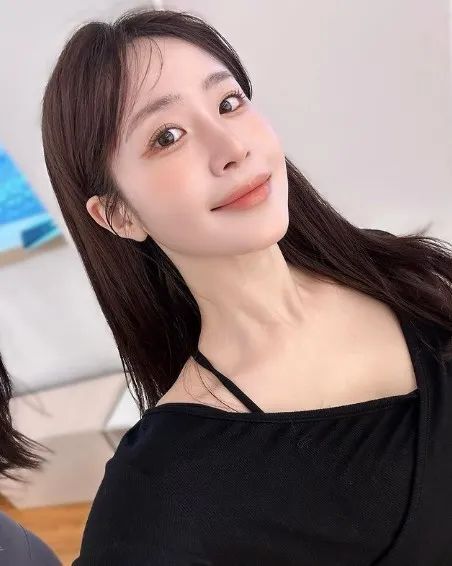 韩国顶级网红美女，甜美又性感的瑜伽女神