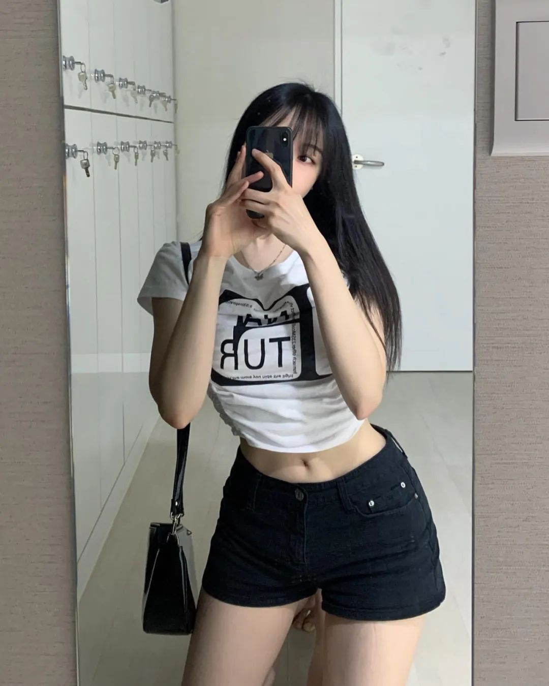 前凸后翘，完全顶不住