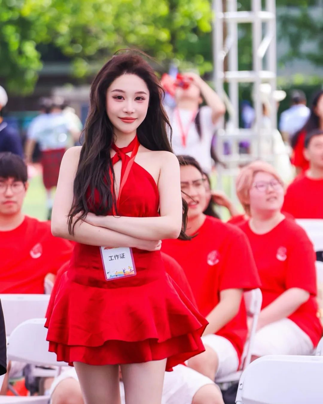 “最美湖人球迷”，颜值和身材都是顶级，这大长腿太顶了！
