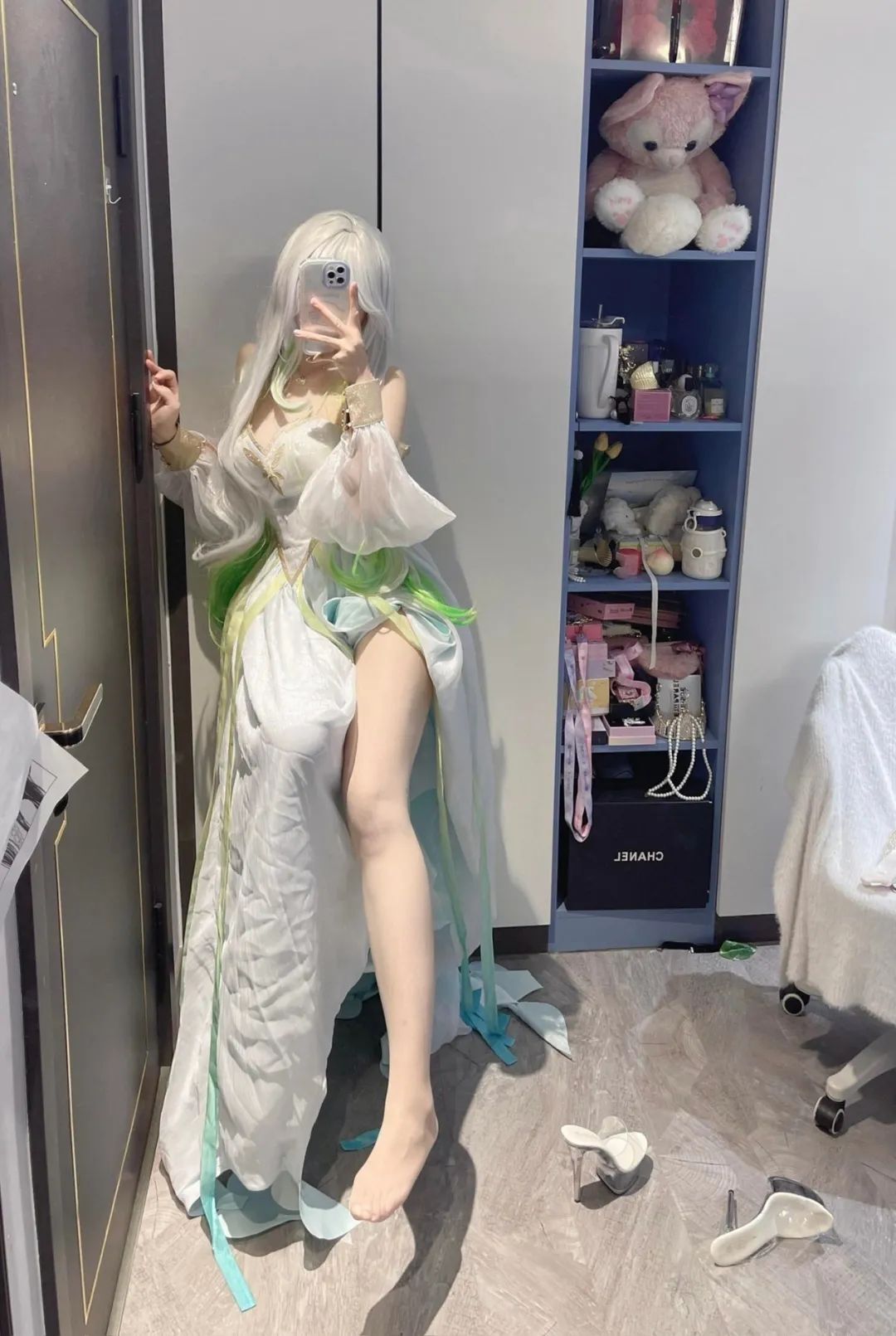 原神cos：极品机车申鹤，黑丝大长腿！制服雷神身材太顶了，玩家看完直呼过瘾！
