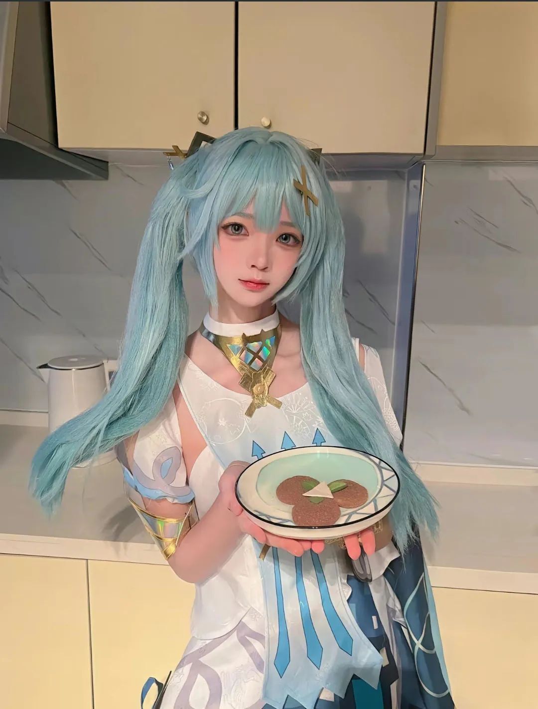 原神cos：黑丝连衣裙刻晴美出新高度！古装汉服甘雨，大草神，雷神制服，绫华女仆让人狂喜！