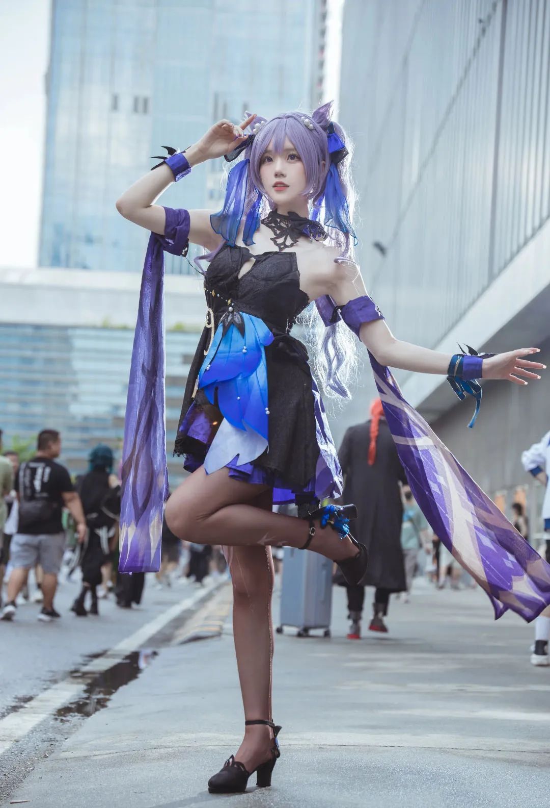 原神cos：白丝蕾丝神子让人狂喜！女仆宵宫绫华太可爱了！旗袍雷神太顶了！包臀裙申鹤真成熟！