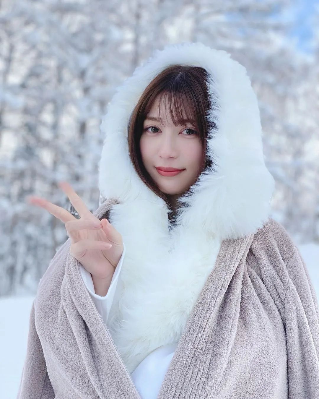 雪平莉左写真及INS图片集，日本模特赛车皇后