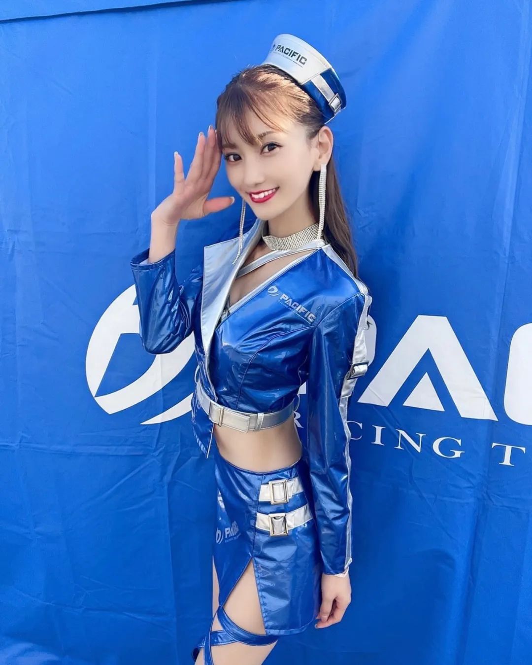 日本网红车模辻门，清秀长相逆天长腿的性感御姐