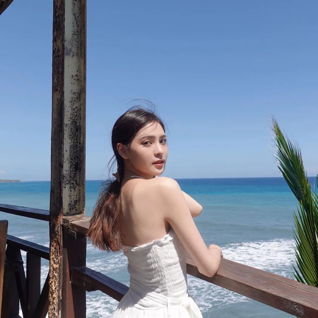 台湾长腿模特rosaxxlin，甜美长相和欧美风的S型曲线