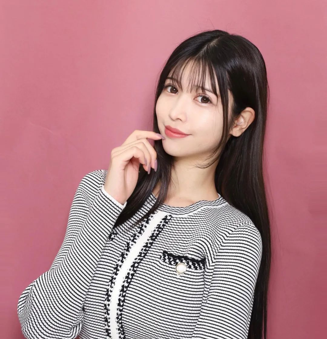七濑奈奈| 23岁的日本赛车模特冠军 超丰满身材和逆天长腿