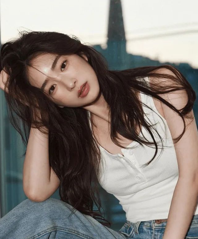韩国时尚模特leekahee，优雅气质把基础款穿出不一样感觉