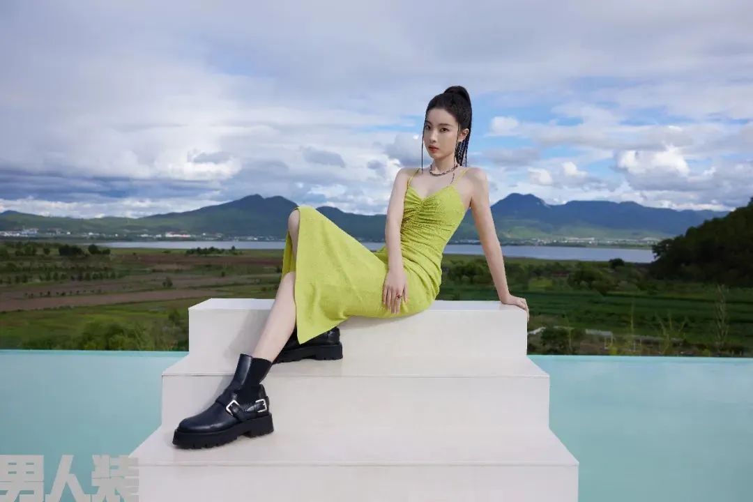 《男人装》模特走进纳西古村落“女儿国”
