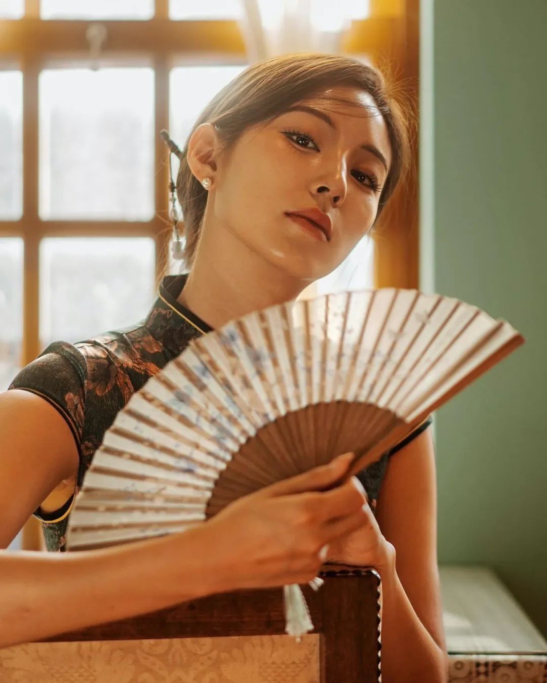 韩国最美模特金宝拉，INS图片更新，穿旗袍的时尚模特