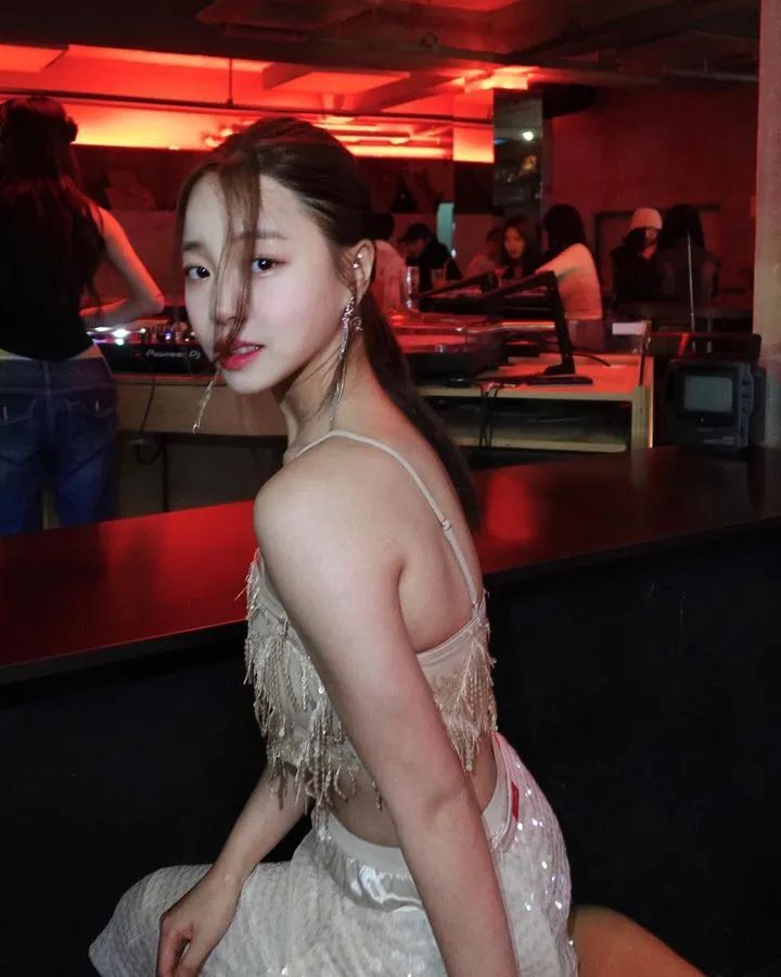 [仙女集]那少女十七八岁年纪，一双大眼黑溜溜