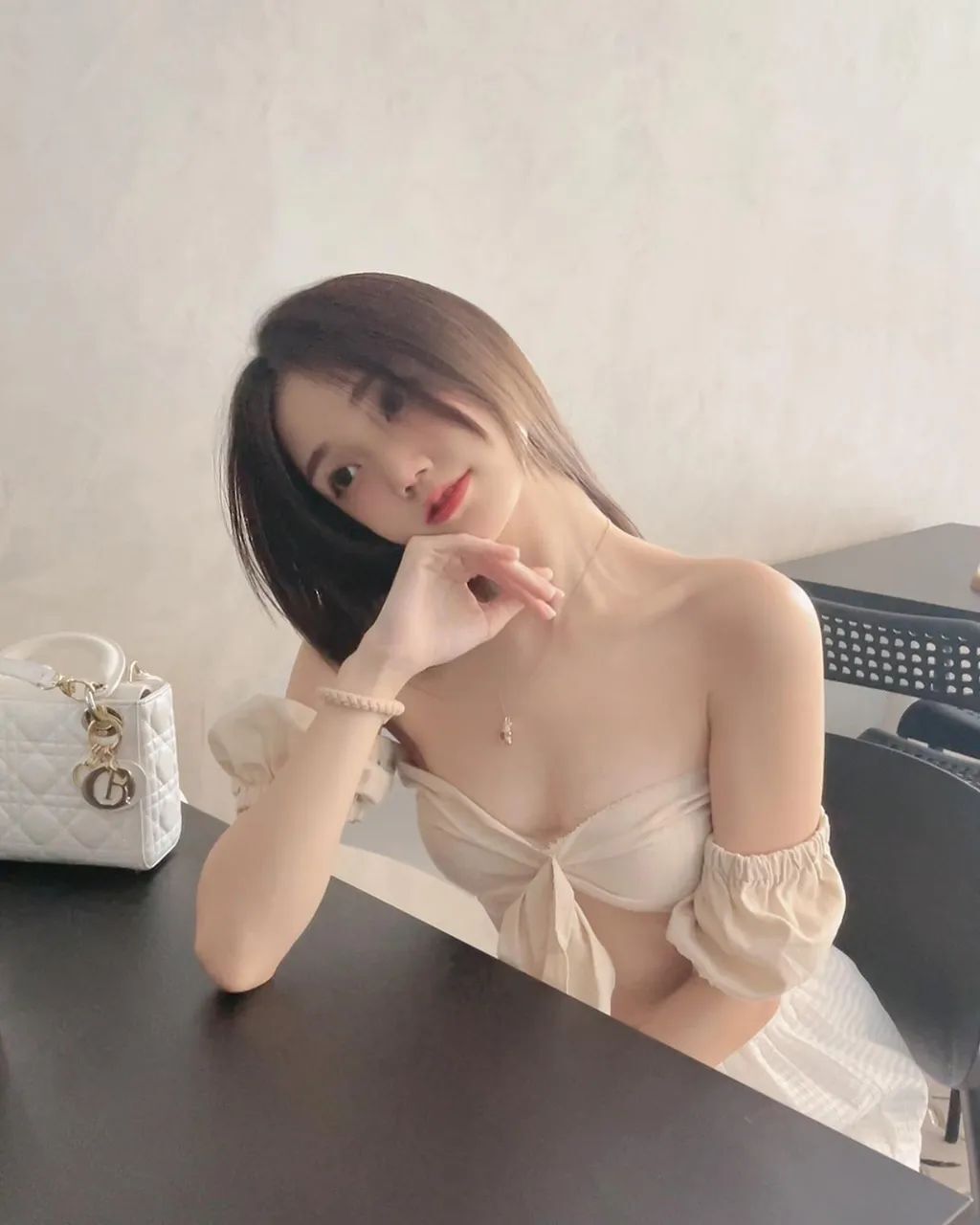 身材极好的低胸装美女