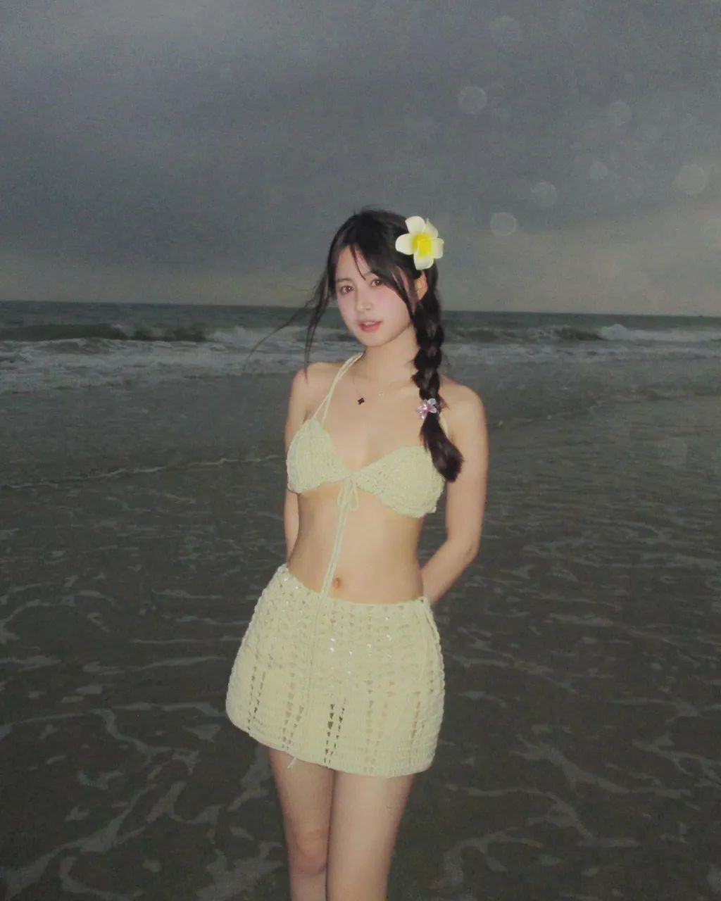 头戴小花的甜美女孩