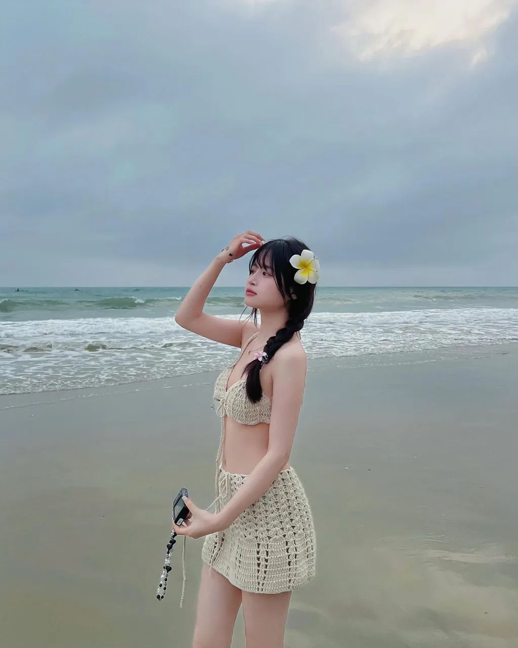 头戴小花的甜美女孩
